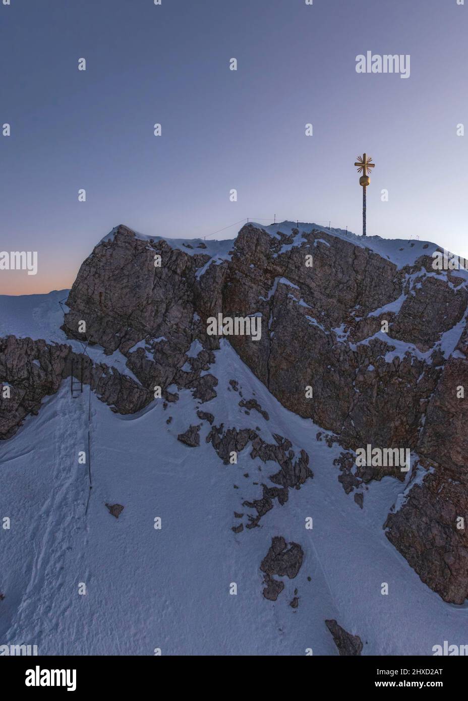 Morgenstimmung auf der Zugspitze, Sonnenaufgang auf Deutschlands höchstem Berg 'Top of Germany'. Landschaftsfotografie mit Zugspitzkreuz (4, 88 m) Stockfoto