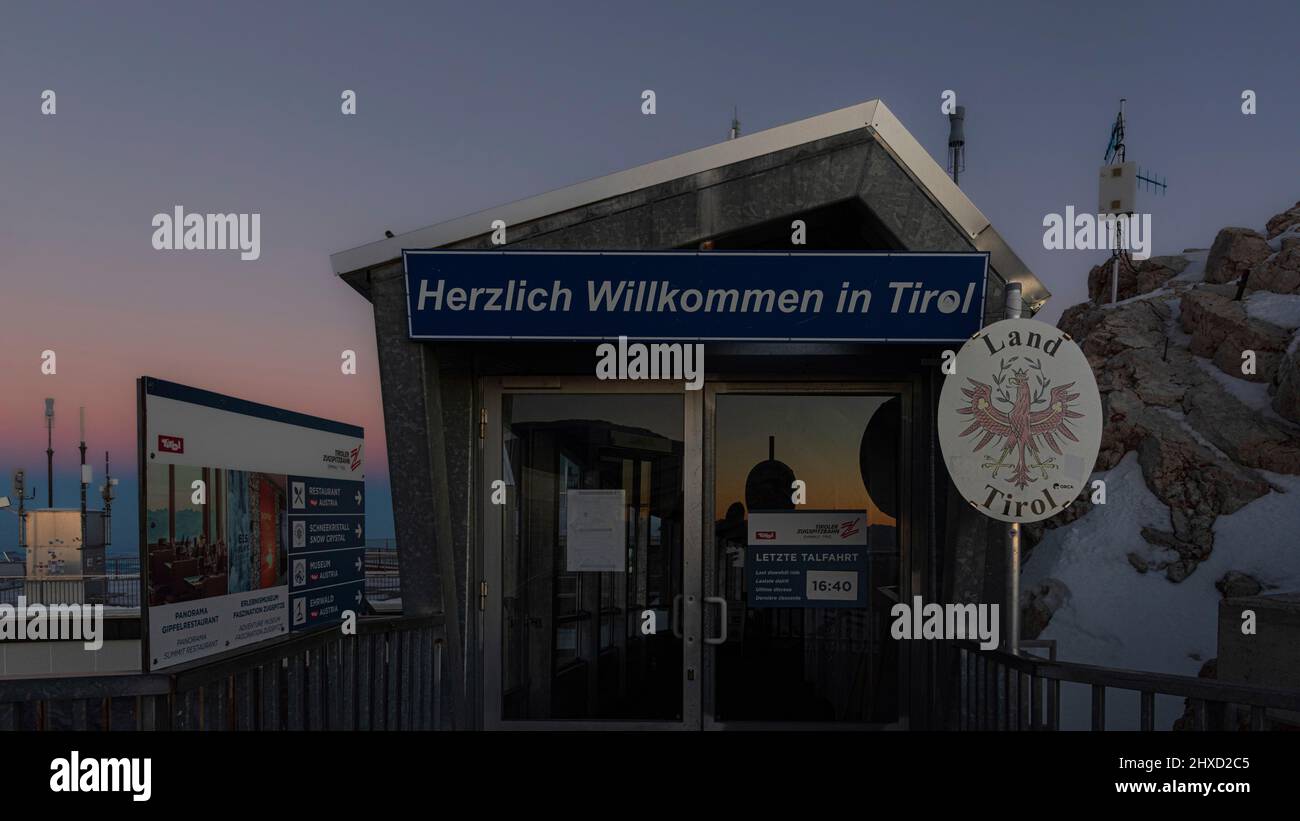 Morgenstimmung auf der Zugspitze, Sonnenaufgang auf Deutschlands höchstem Berg 'Top of Germany'. Willkommen in Tirol. Stockfoto