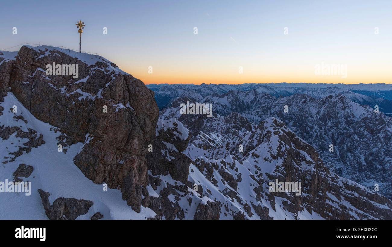 Morgenstimmung auf der Zugspitze, Sonnenaufgang auf Deutschlands höchstem Berg 'Top of Germany'. Landschaftsfotografie mit Zugspitzkreuz (4, 88 m) Stockfoto