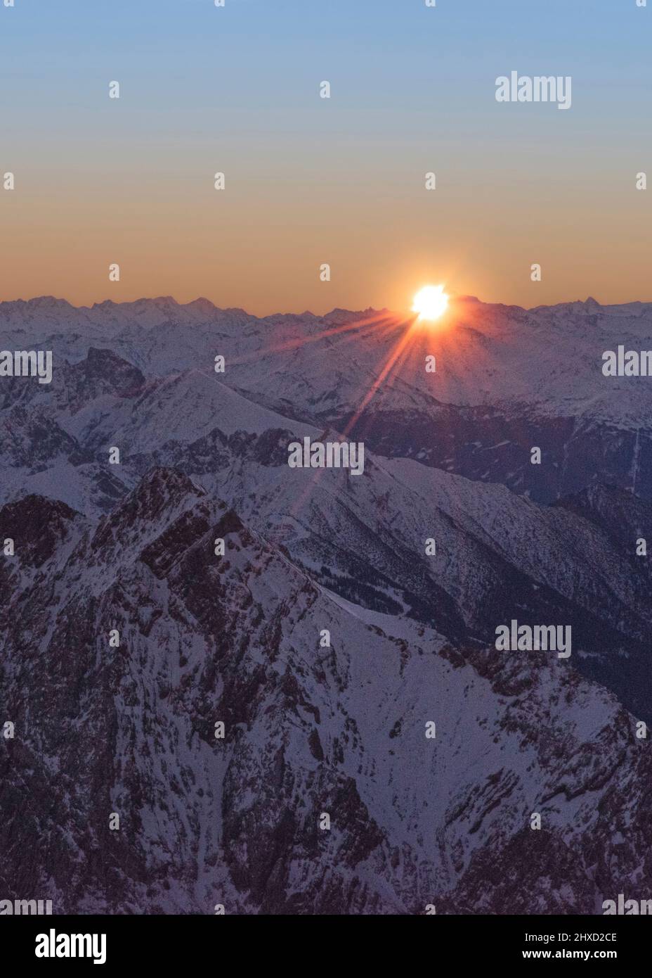 Morgenstimmung auf der Zugspitze, Sonnenaufgang auf Deutschlands höchstem Berg 'Top of Germany', Sonnenstern im Hintergrund. Mieminger Kette. Stockfoto