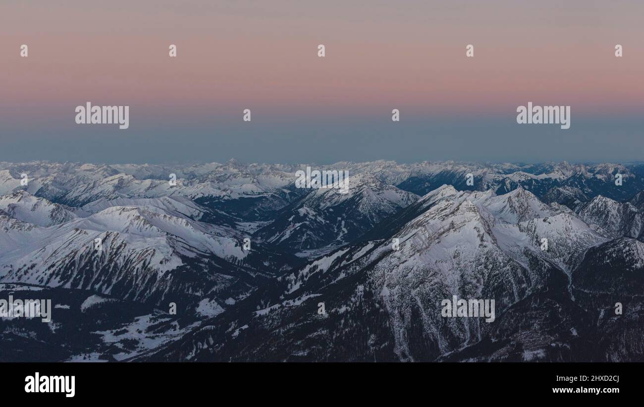 Morgenstimmung auf der Zugspitze, Sonnenaufgang auf Deutschlands höchstem Berg 'Top of Germany'. Landschaftsfotografie. Blick nach Westen, Daniel und Thaneller. Stockfoto