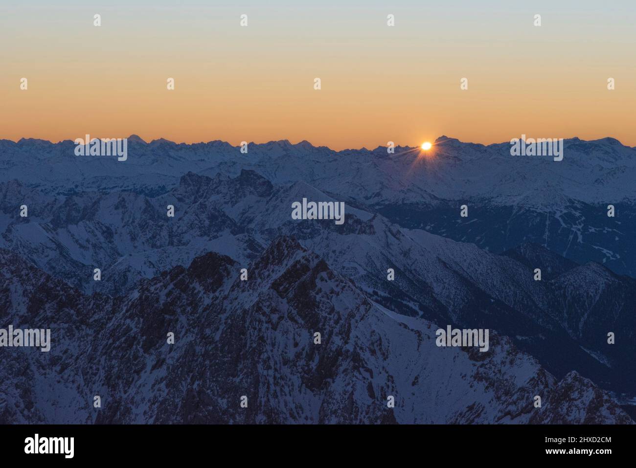 Morgenstimmung auf der Zugspitze, Sonnenaufgang auf Deutschlands höchstem Berg 'Top of Germany', Sonnenstern im Hintergrund. Mieminger Kette. Stockfoto