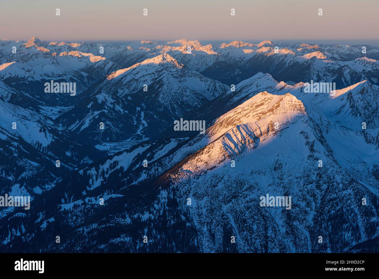 Morgenstimmung auf der Zugspitze, Sonnenaufgang auf Deutschlands höchstem Berg 'Top of Germany'. Landschaftsfotografie. Blick Richtung Lermoos und Ehrwald mit Sonnenspitze und Daniel. Stockfoto