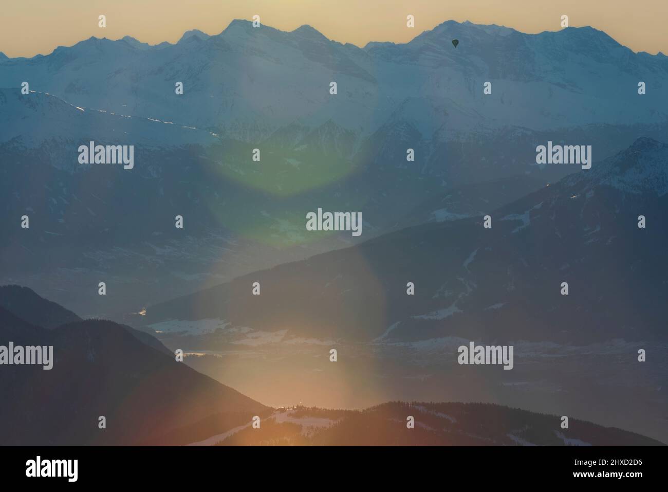 Morgenstimmung auf der Zugspitze, Sonnenaufgang auf Deutschlands höchstem Berg 'Top of Germany'. Landschaftsfotografie. Heißluftballon im Gegenlicht. Stockfoto