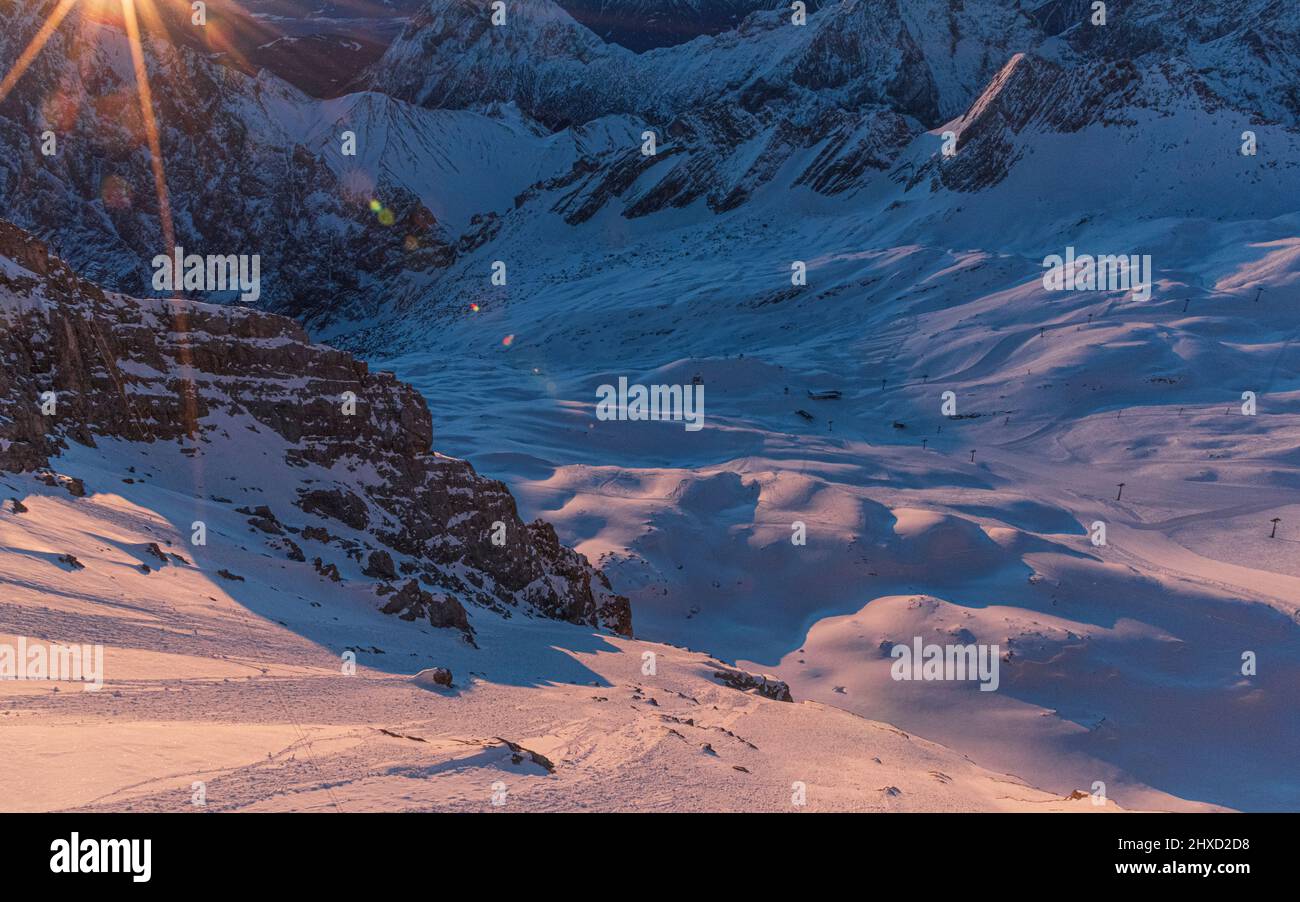 Morgenstimmung auf der Zugspitze, Sonnenaufgang auf Deutschlands höchstem Berg 'Top of Germany'. Landschaftsfotografie. Sonnalpin, Skigebiet Zugspitze. Stockfoto