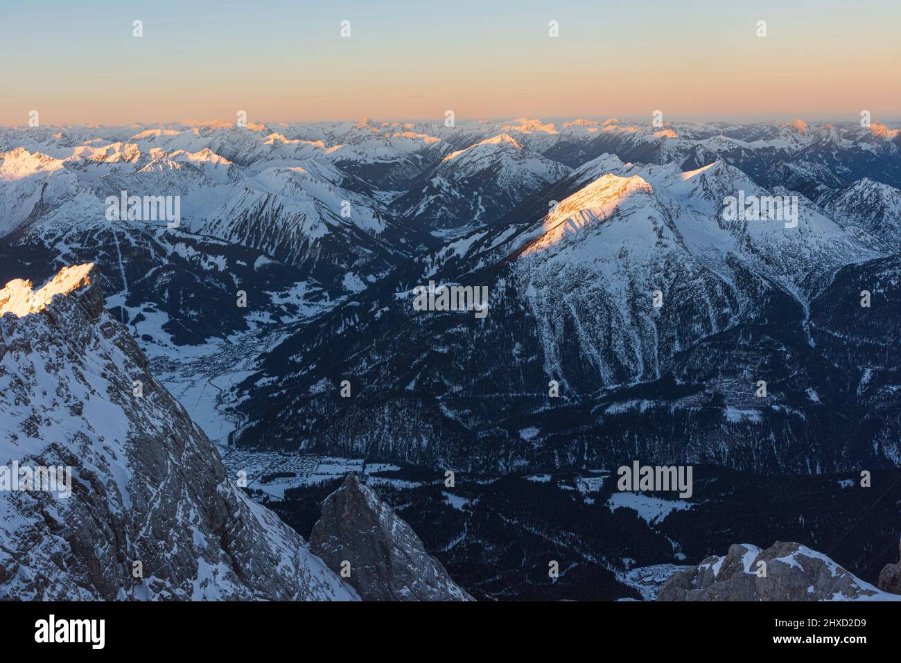 Morgenstimmung auf der Zugspitze, Sonnenaufgang auf Deutschlands höchstem Berg 'Top of Germany'. Landschaftsfotografie. Das erste Sonnenlicht auf den Gipfeln. Stockfoto