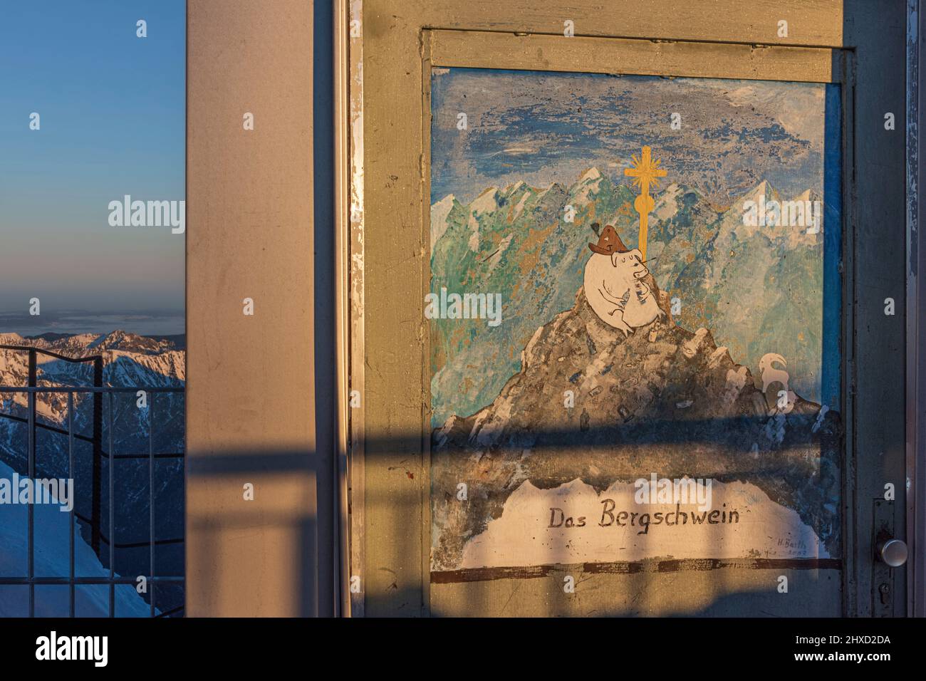 Morgenstimmung auf der Zugspitze, Sonnenaufgang auf Deutschlands höchstem Berg 'Top of Germany'. Bild "das Bergschwein" fordert Sauberkeit auf der Zugspitze. Stockfoto
