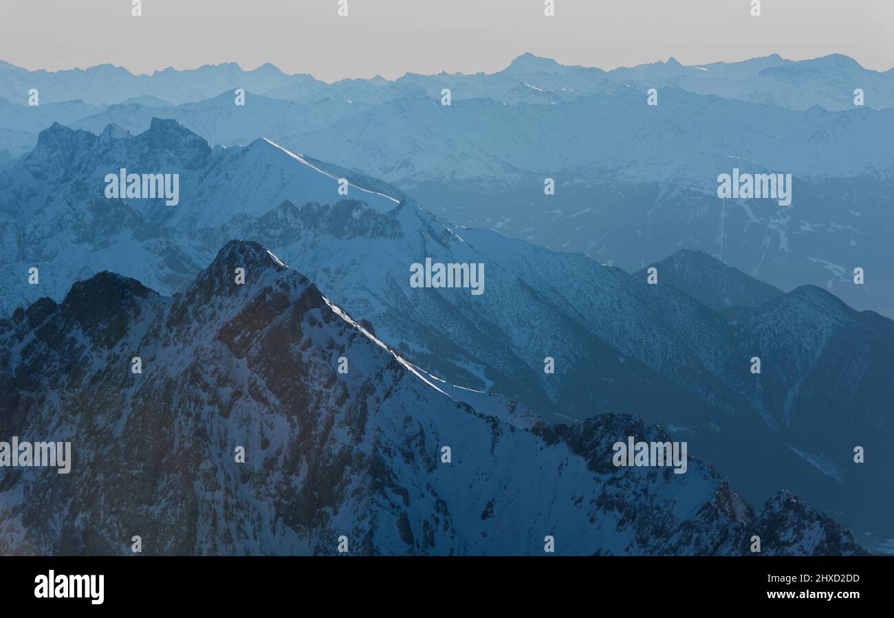 Morgenstimmung auf der Zugspitze, Sonnenaufgang auf Deutschlands höchstem Berg 'Top of Germany'. Landschaftsfotografie. Blick Richtung Seefeld mit Dreiterspitze. Stockfoto