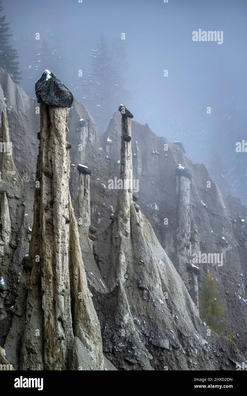 Percha, Provinz Bozen, Südtirol. Italien. Der erste Herbstschnee an den Erdpyramiden von Platten oberhalb von Percha im Pustertal Stockfoto