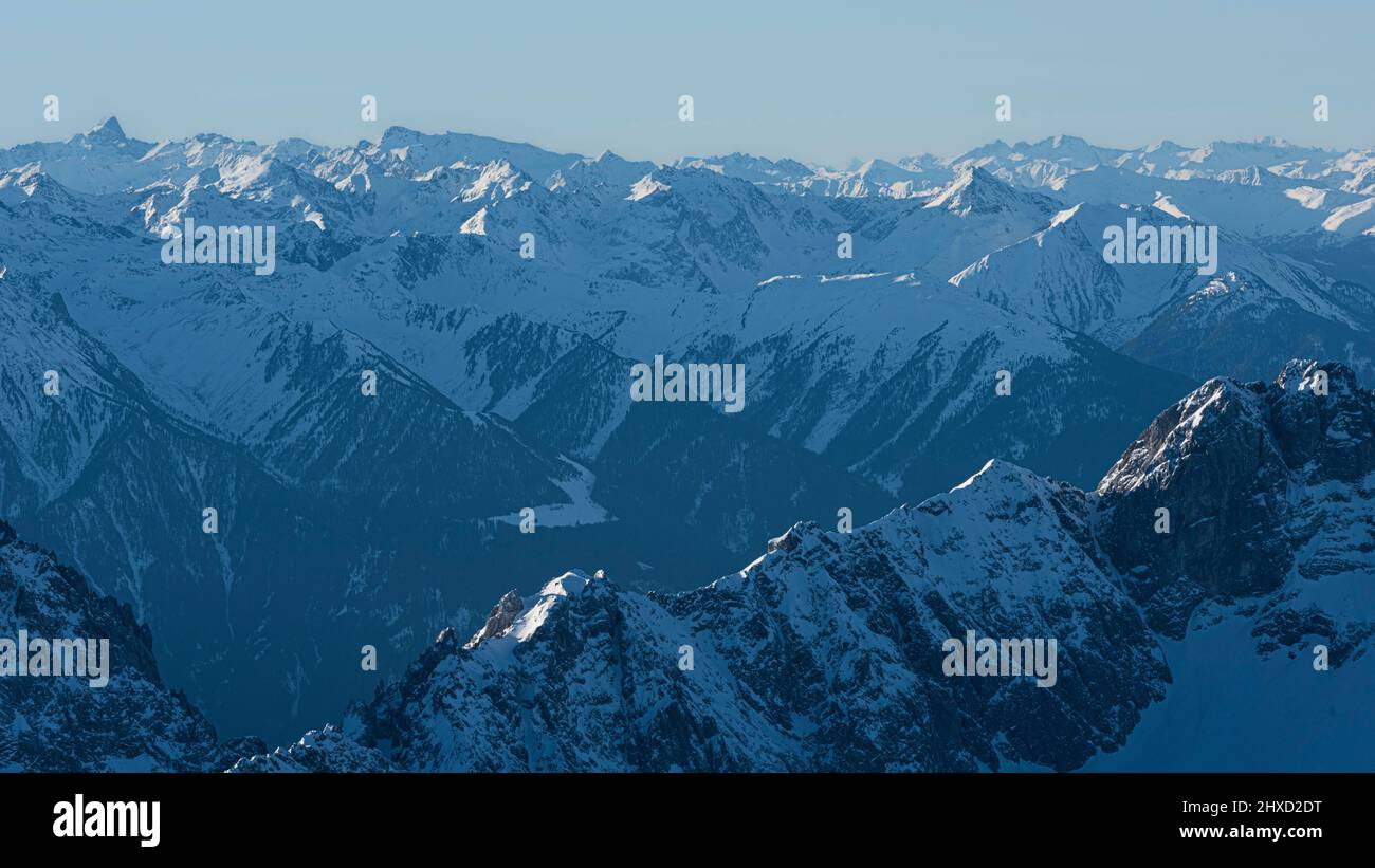 Morgenstimmung auf der Zugspitze, Sonnenaufgang auf Deutschlands höchstem Berg 'Top of Germany'. Landschaftsfotografie. Blick Richtung Hochvogel, Allgäuer Alpen. Stockfoto
