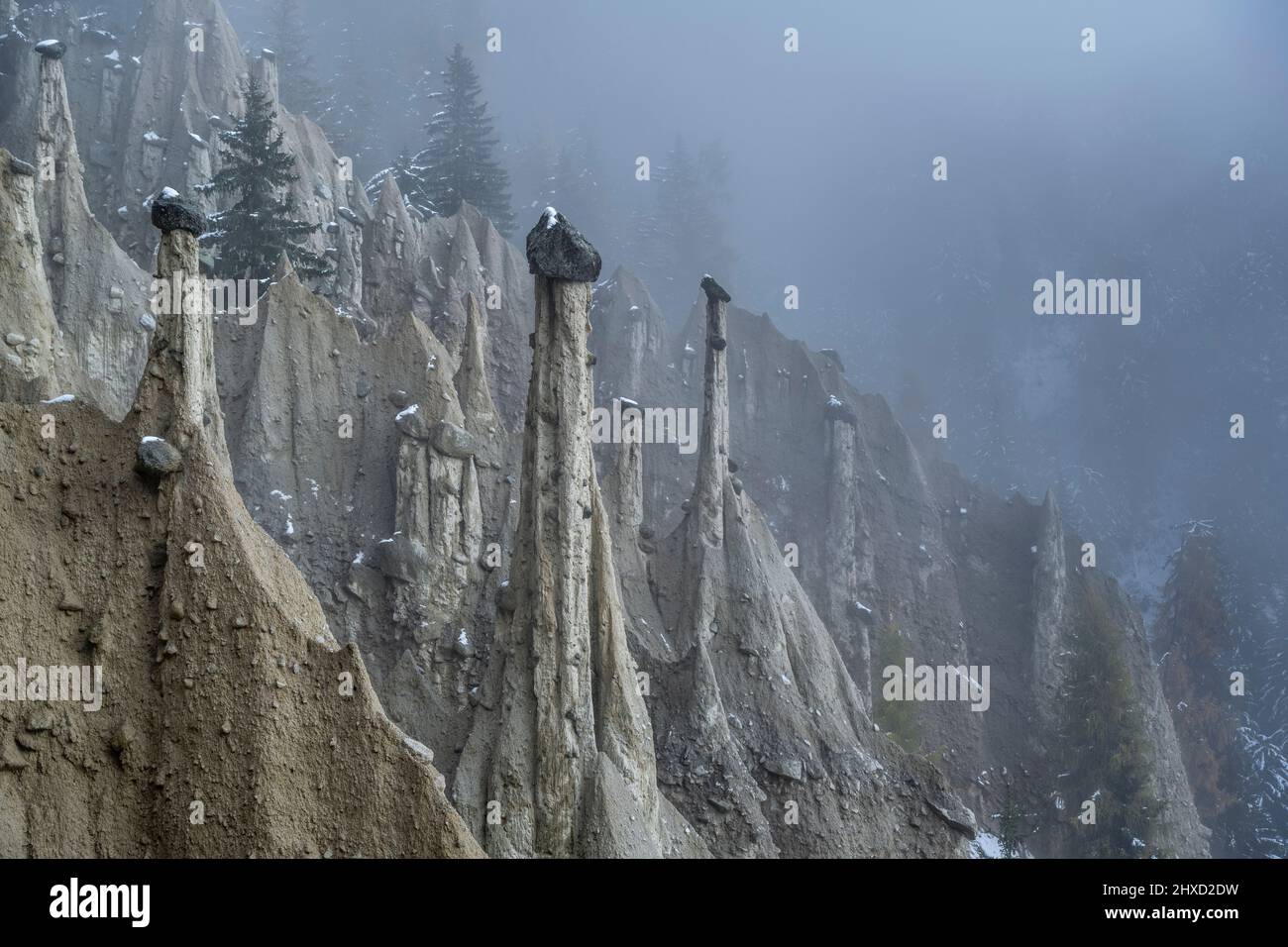 Percha, Provinz Bozen, Südtirol. Italien. Der erste Herbstschnee an den Erdpyramiden von Platten oberhalb von Percha im Pustertal Stockfoto