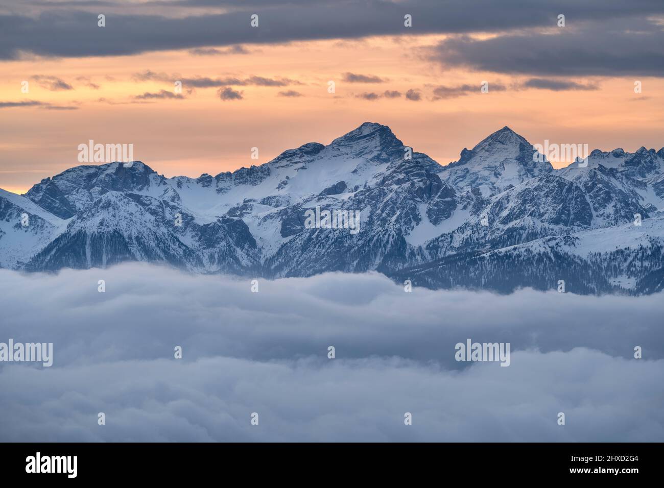 Sand in Taufers, Provinz Bozen, Südtirol, Italien. Sonnenaufgang auf dem Gipfel des Sonnklar mit Blick über das Pustertal zu den Dolomiten. Stockfoto