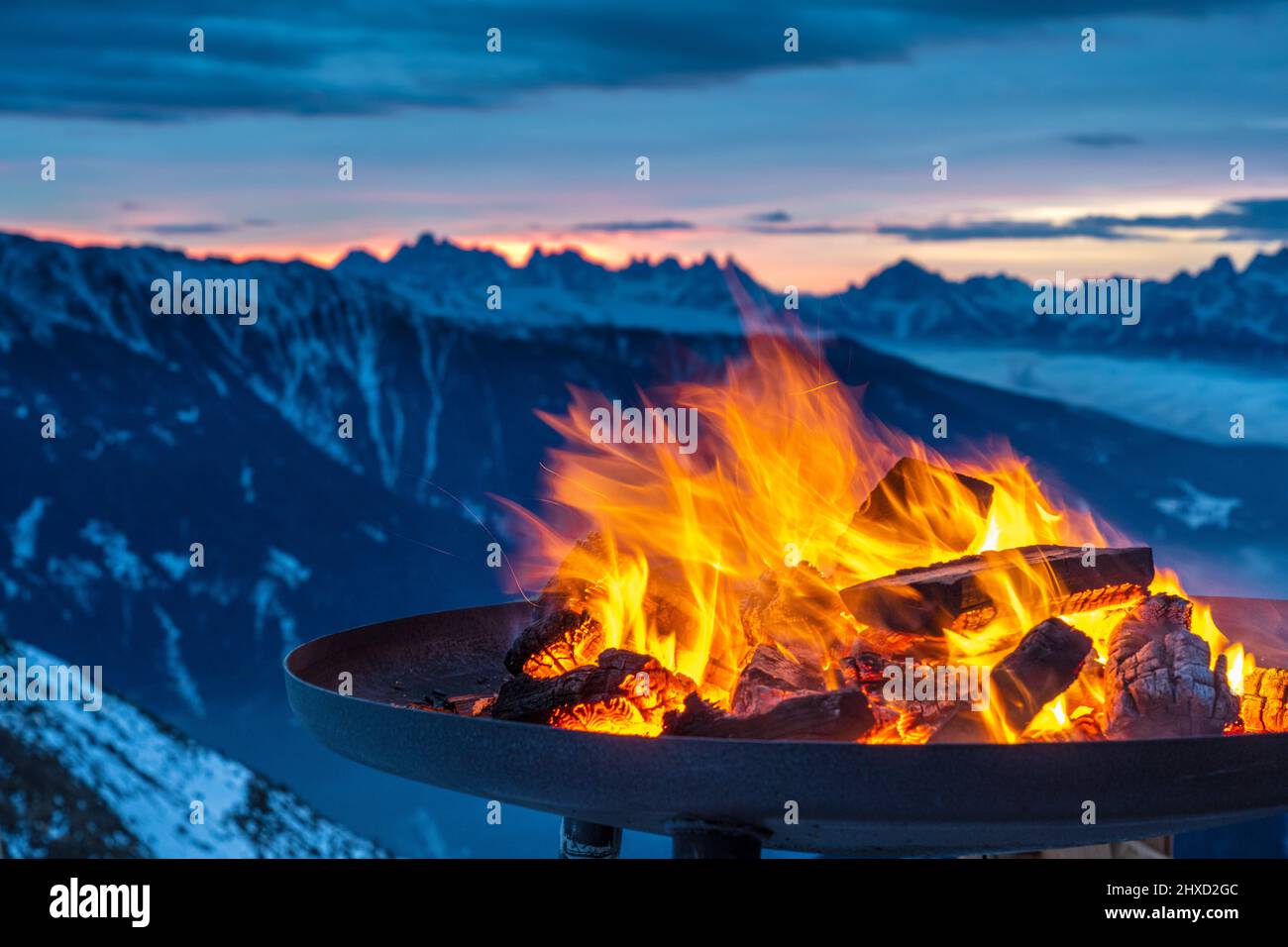 Sand in Taufers, Provinz Bozen, Südtirol, Italien. Sonnenaufgang auf dem Gipfel des Sonnklar mit Blick über das Pustertal zu den Dolomiten. Stockfoto