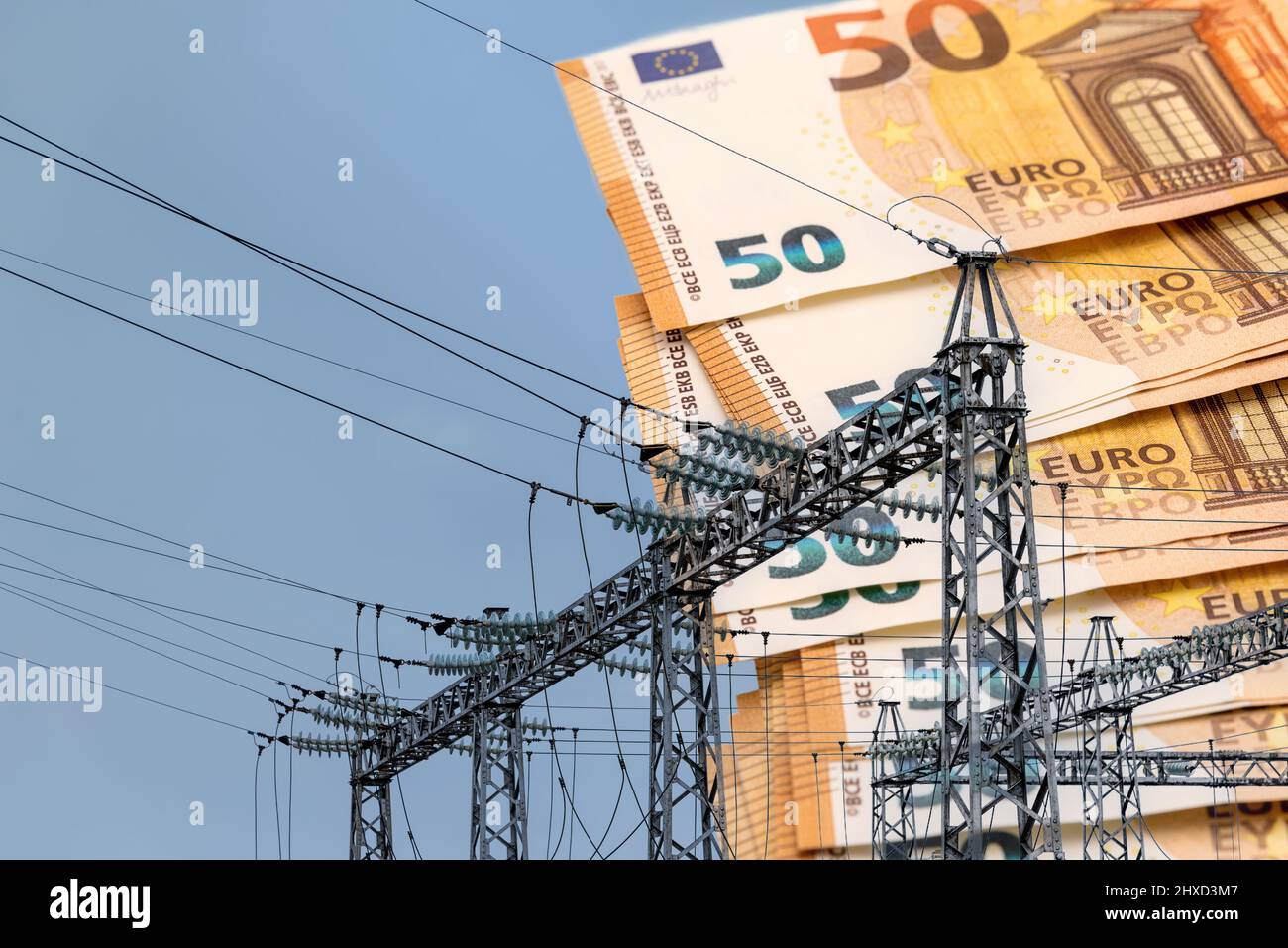 Turm mit Hochspannungs-Elektrokabeln mit Euro-Banknoten im Hintergrund, teures Preiskrisenenergiekonzept Stockfoto