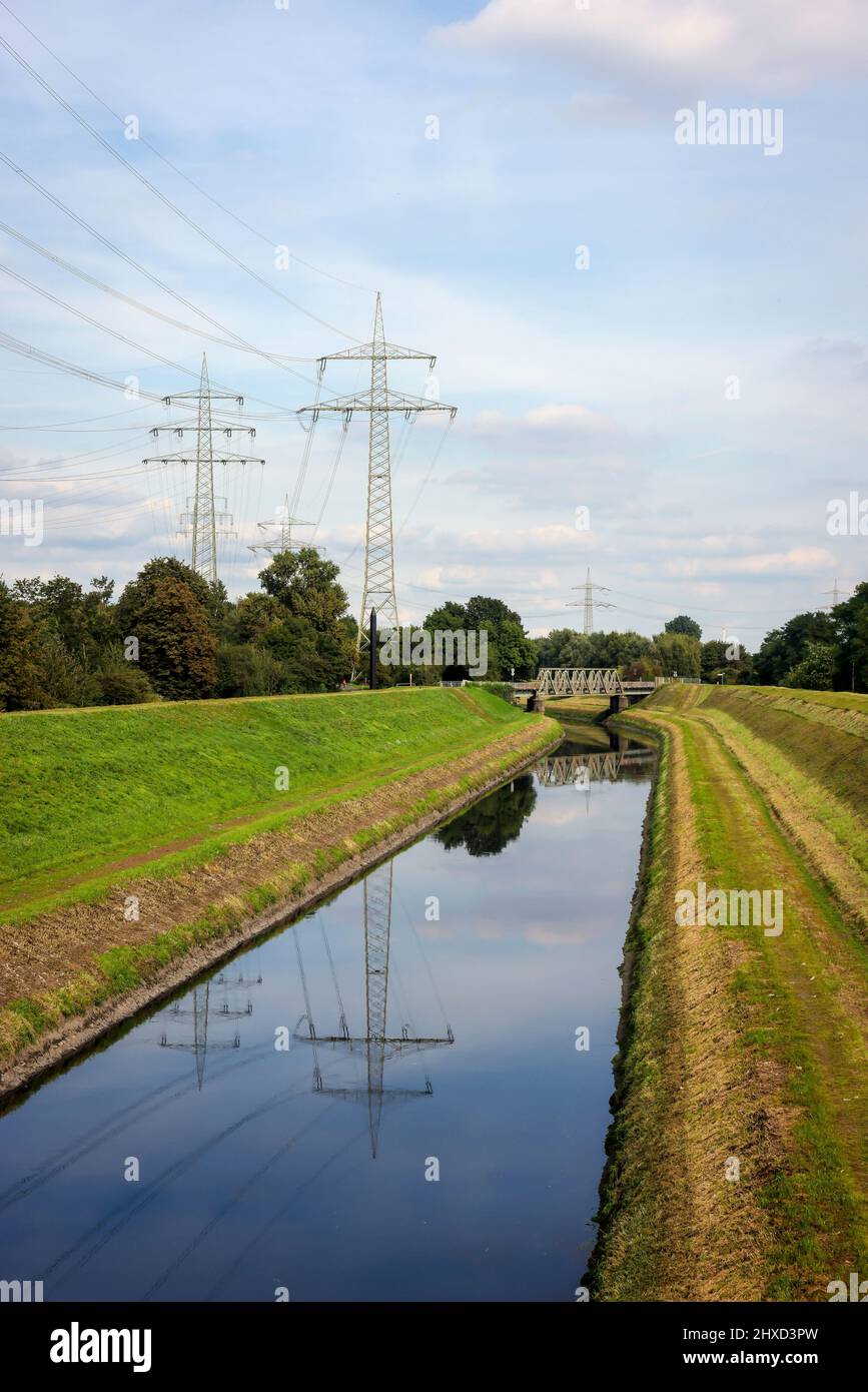 Essen, Nordrhein-Westfalen, Deutschland - die Emscher ist seit Januar 2022 nach dem Bau eines parallelen Kanals vollständig abwasserfrei. Der Fluss war früher ein offener oberirdisch abwassernder Abwasserkanal, kombiniert mit Oberflächenwasser und Abwasser. Stockfoto