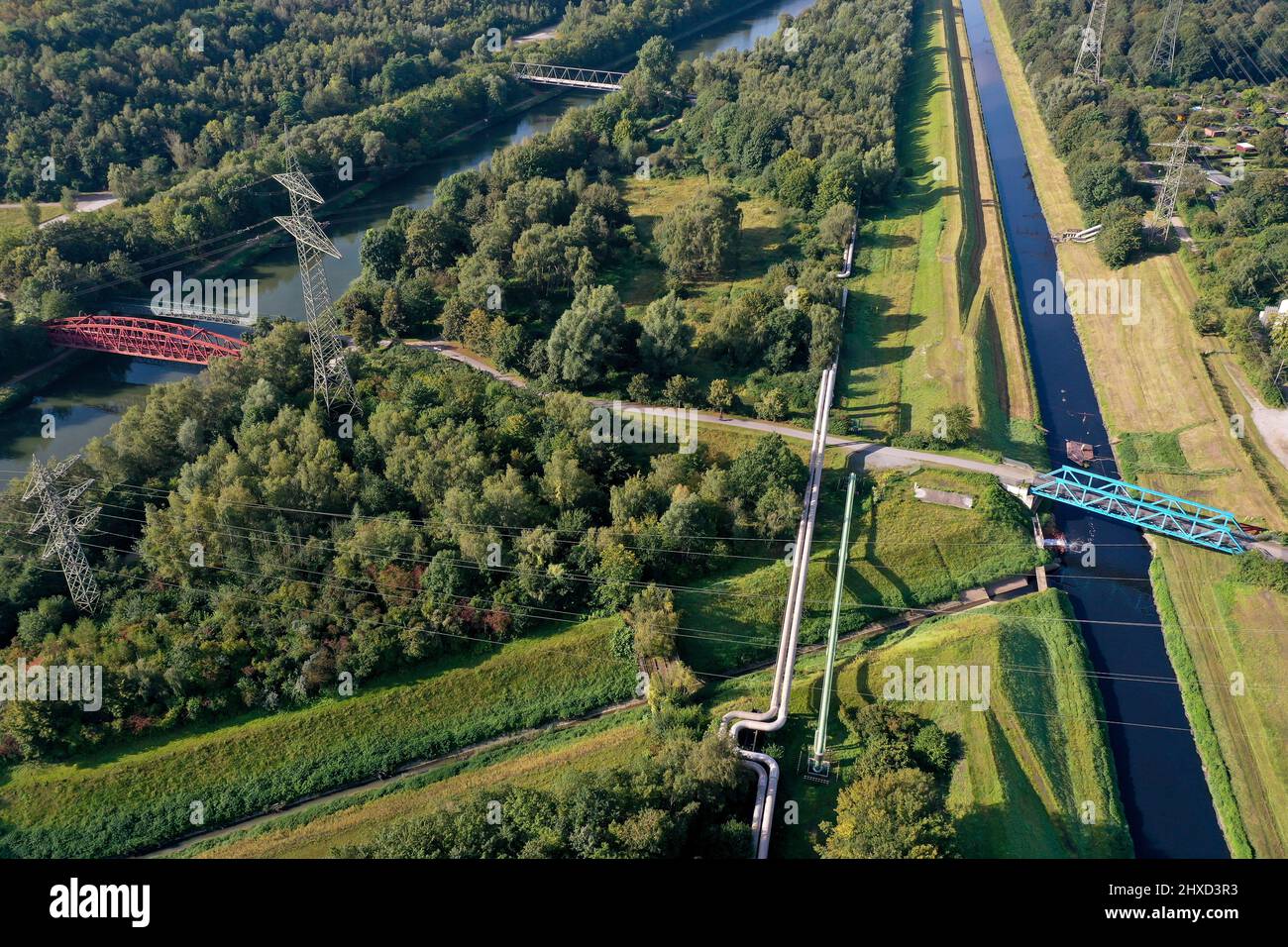 Essen, Nordrhein-Westfalen, Deutschland - die Emscher ist seit Januar 2022 nach dem Bau eines parallelen Kanals vollständig abwasserfrei. Rechts war der Emscher an der Brücke am Bugapark an der Schwarzbach-Mündung, früher ein offener oberirdisch-oberirdisch-Abwasserkanal, der Abwasser mit Oberflächenwasser und Abwasser kombinierte. Links der Rhein-Herne-Kanal. Stockfoto
