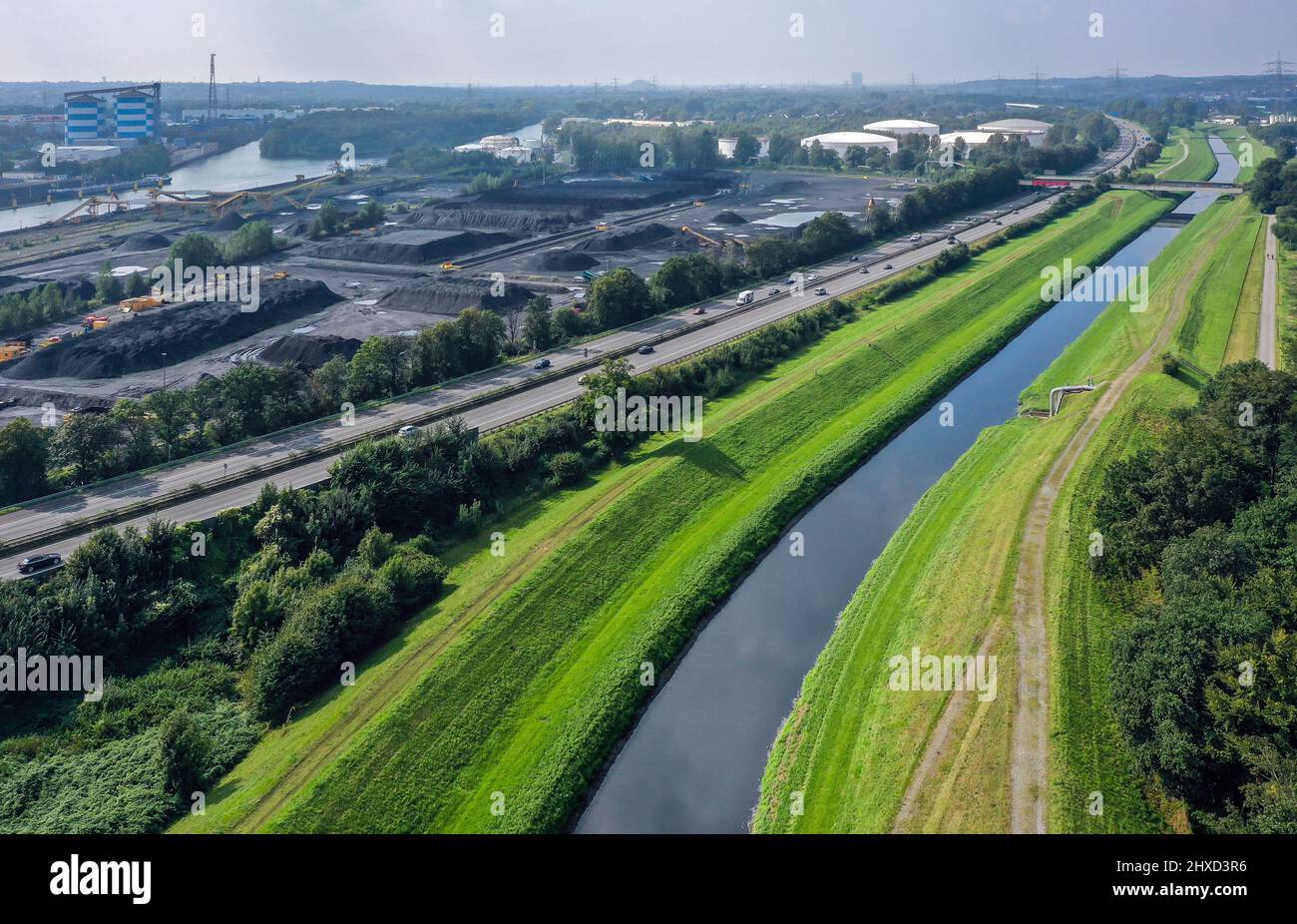 Bottrop, Nordrhein-Westfalen, Deutschland - die Emscher ist seit Januar 2022 nach dem Bau eines parallelen Kanals vollständig abwasserfrei. Der Fluss, hier neben der Autobahn A42, war früher ein offener oberirdisch anstehender Abwasserkanal, der Abwasser mit Oberflächenwasser und Abwasser kombinierte. Auf der linken Seite am Rhein-Herne-Kanal, dem Bottrop-Hafen und dem Essener Stadthafen. Stockfoto