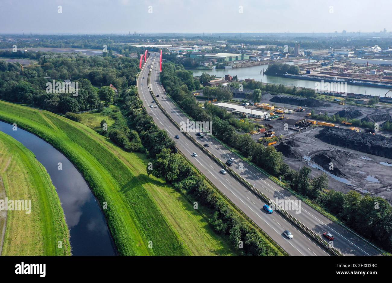 Bottrop, Nordrhein-Westfalen, Deutschland - die Emscher ist seit Januar 2022 nach dem Bau eines parallelen Kanals vollständig abwasserfrei. Der Fluss, hier neben der Autobahn A42, war früher ein offener oberirdisch anstehender Abwasserkanal, der Abwasser mit Oberflächenwasser und Abwasser kombinierte. Auf der rechten Seite am Rhein-Herne-Kanal, dem Hafen von Bottrop und dem Stadthafen von Essen. Stockfoto