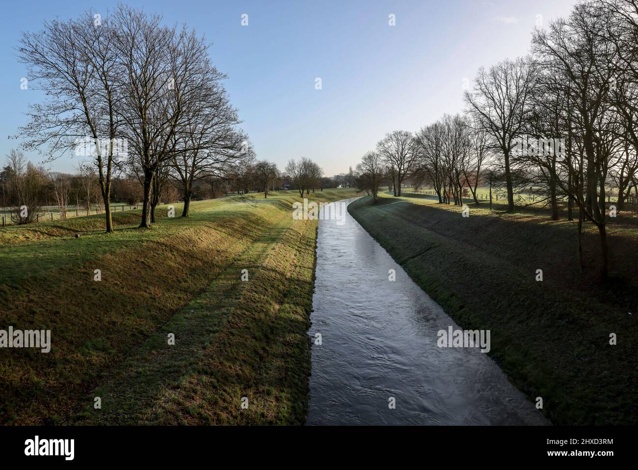 Dinslaken, Nordrhein-Westfalen, Deutschland - seit Januar 2022 ist die Emscher nach dem Bau eines parallelen Kanals vollständig abwasserfrei. Der Fluss war früher ein offener oberirdisch anstehender Abwasserkanal, der Abwasser mit Oberflächenwasser und Abwasser kombinierte. Stockfoto