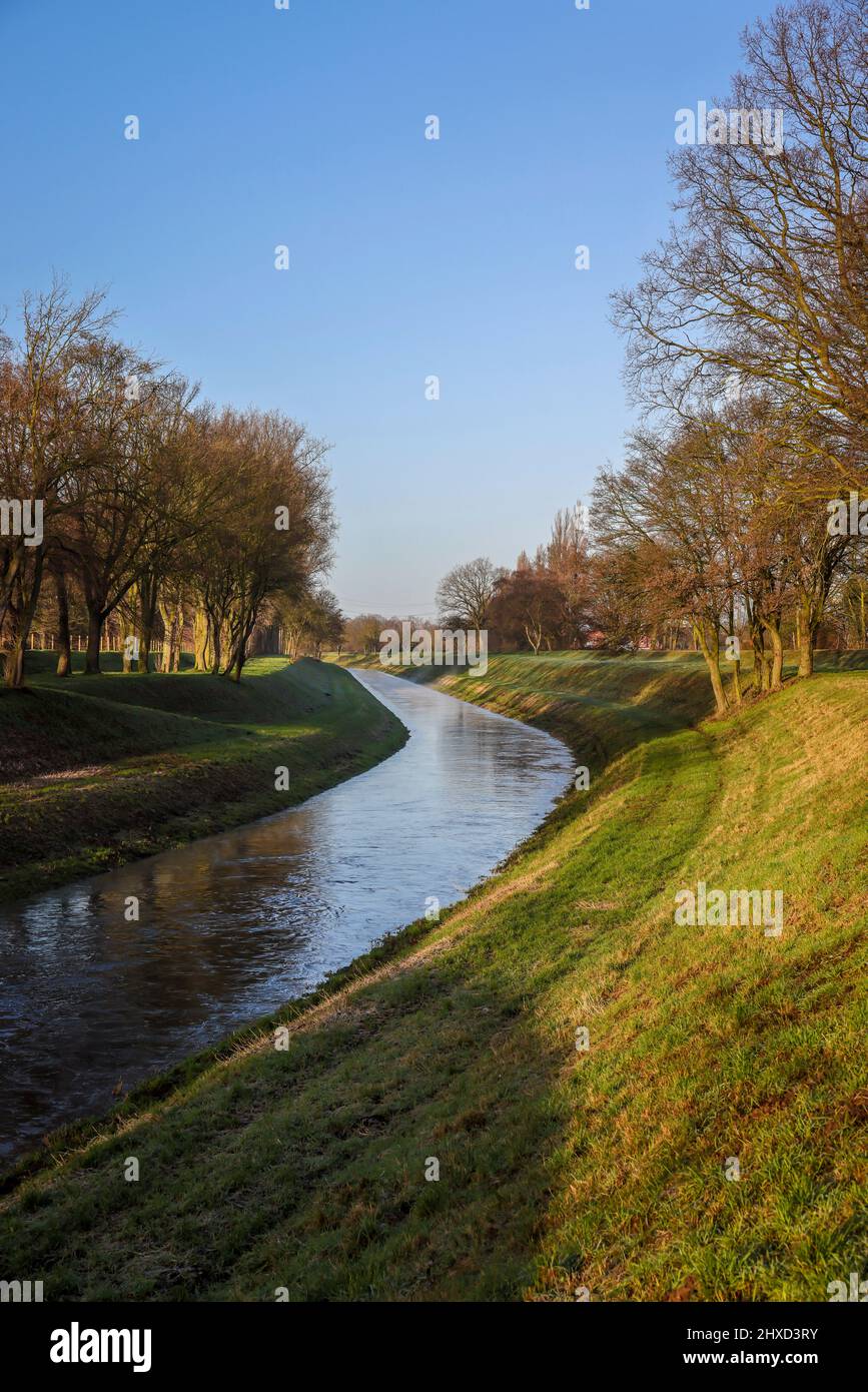 Dinslaken, Nordrhein-Westfalen, Deutschland - seit Januar 2022 ist die Emscher nach dem Bau eines parallelen Kanals vollständig abwasserfrei. Der Fluss war früher ein offener oberirdisch anstehender Abwasserkanal, der Abwasser mit Oberflächenwasser und Abwasser kombinierte. Stockfoto