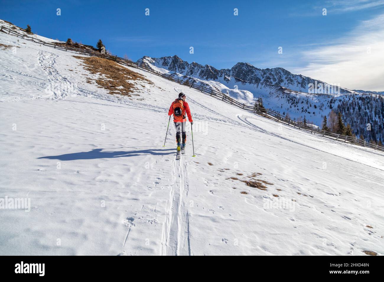 Europa, Italien, Südtirol, Provinz Bozen, Gsies-Tal / Gsiesertal, Skibergsteiger bergauf bis Spielbühnel, im Hintergrund die Villgratener Berge (Gsieser Lenke und Kasergunge) Stockfoto