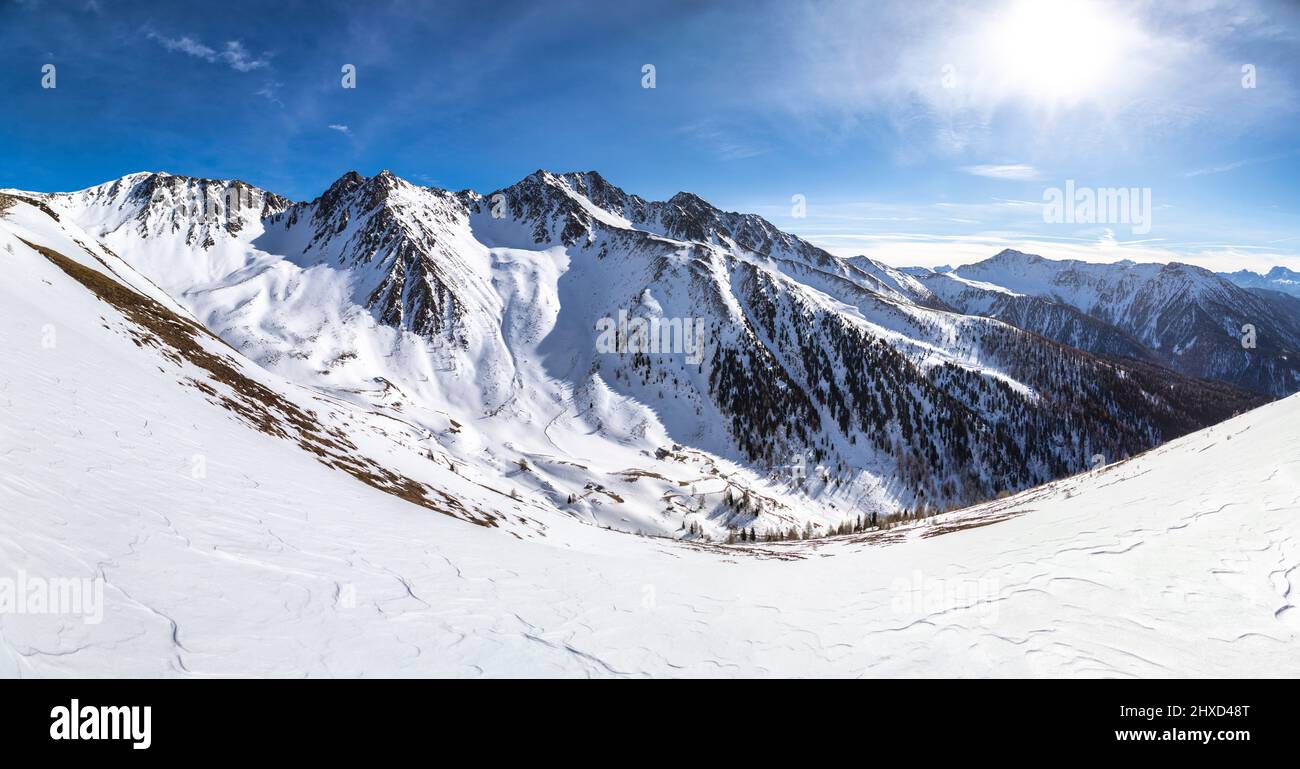 Europa, Italien, Südtirol, Provinz Bozen, Gsiesertal, Winteransicht auf dem Pfoital mit von links die Hellböden, vordere Gsieser Lenke, hinterer Gsieser Lenke, Riepen Spitze, Kasergunge in der Villgratener Berggruppe Stockfoto