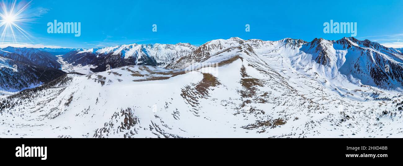 Europa, Italien, Südtirol, Provinz Bozen, Gsiesertal, Panoramablick auf den Spielbüel und die umliegenden Berge Stockfoto