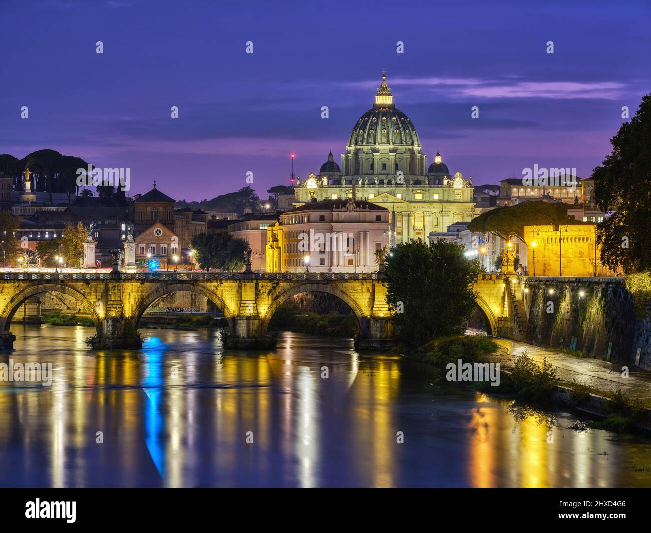 Blick über den Tiber mit der Engelsburg und dem Petersdom, Rom Stockfoto