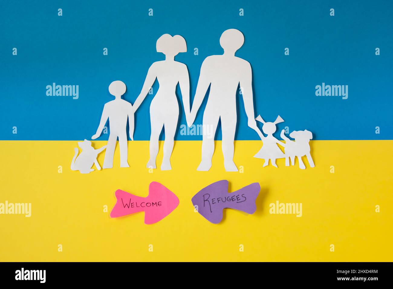 Darstellung einer ukrainischen Familie beim Exodus, um das Land zu verlassen. Papierausschnitt in den Farben der ukrainischen Flagge, blau und gelb. Stockfoto