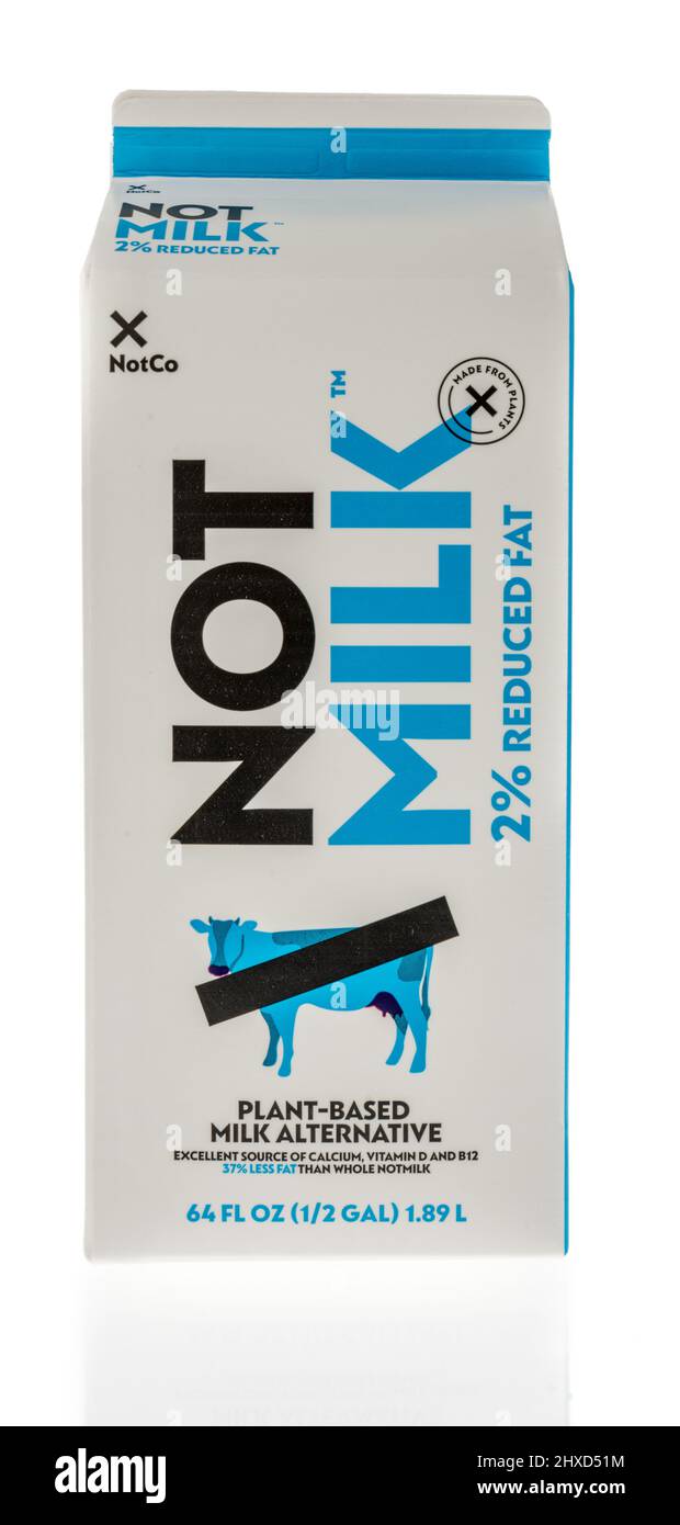 Winneconne, WI -6 März 2021: Ein Paket von Notco nicht Milch reduziert Fett pflanzlichen Milch auf einem isolierten Hintergrund Stockfoto