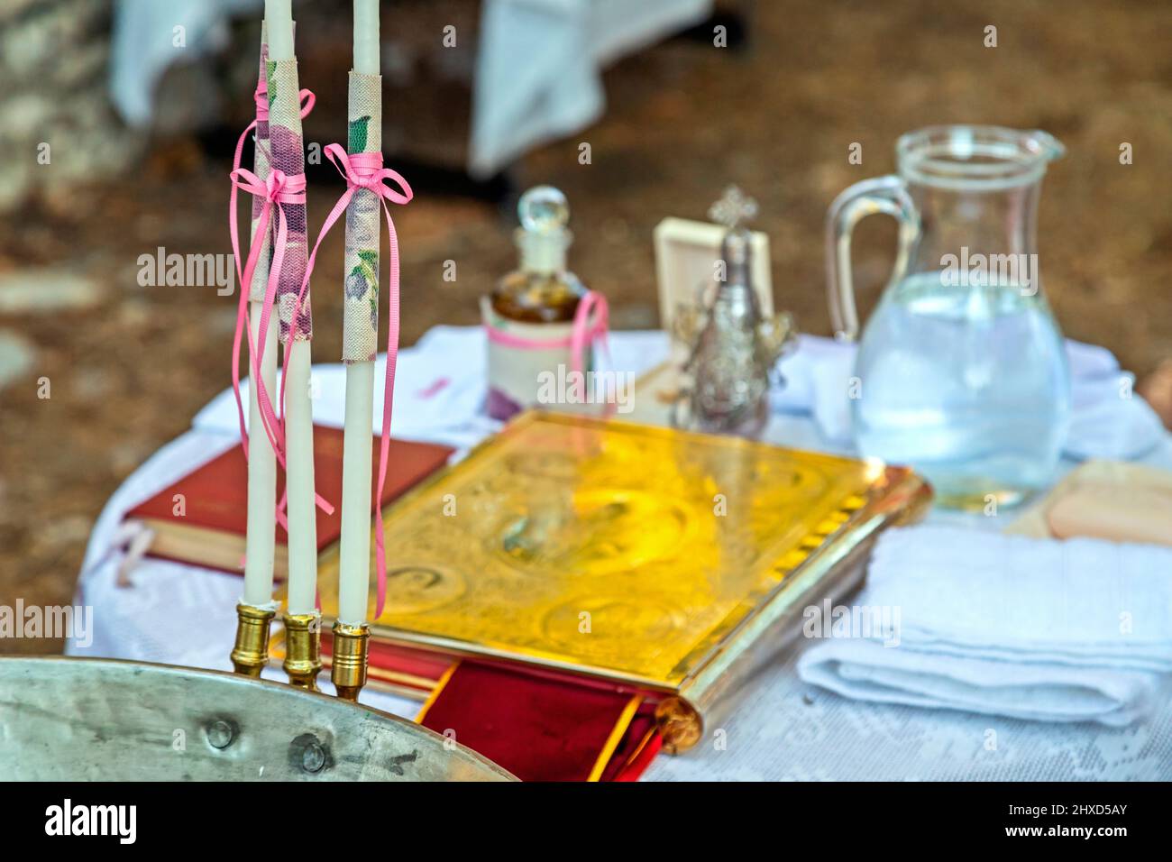 Szene aus einer Taufe (orthodoxe Taufzeremonie) in Ano Symi, einem Bergdorf in der Gemeinde Ierapetra, Lassithi, Kreta, Griechenland. Stockfoto