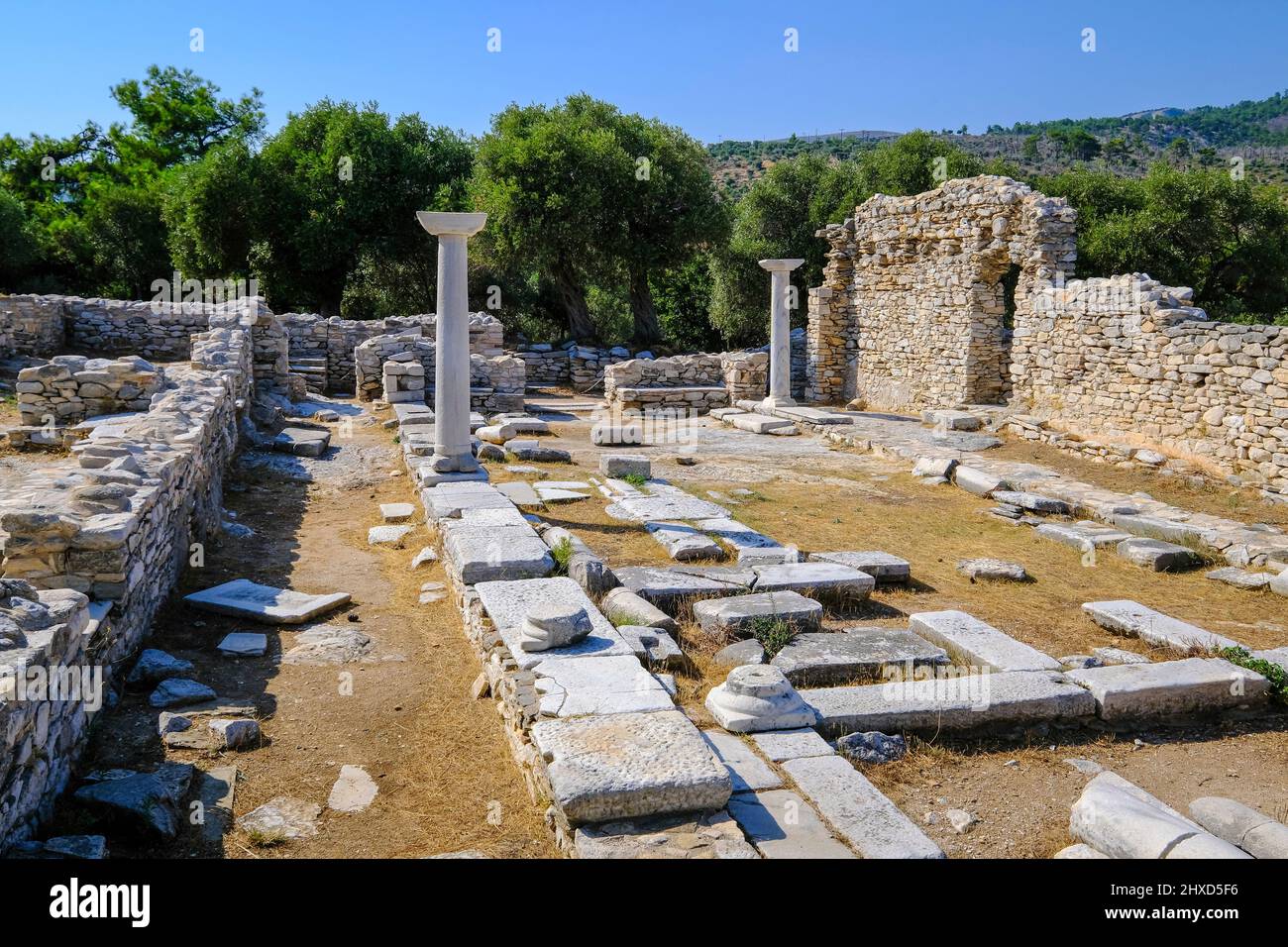 Aliki, Thassos, Griechenland - die Marmorhalbinsel Aliki mit ihren antiken Ruinen und Badebuchten ist ein beliebtes Urlaubsziel. Thassos gehört zu Ostmakedonien und Thrakien, ebenso zu Ostmakedonien und Thrakien. Stockfoto