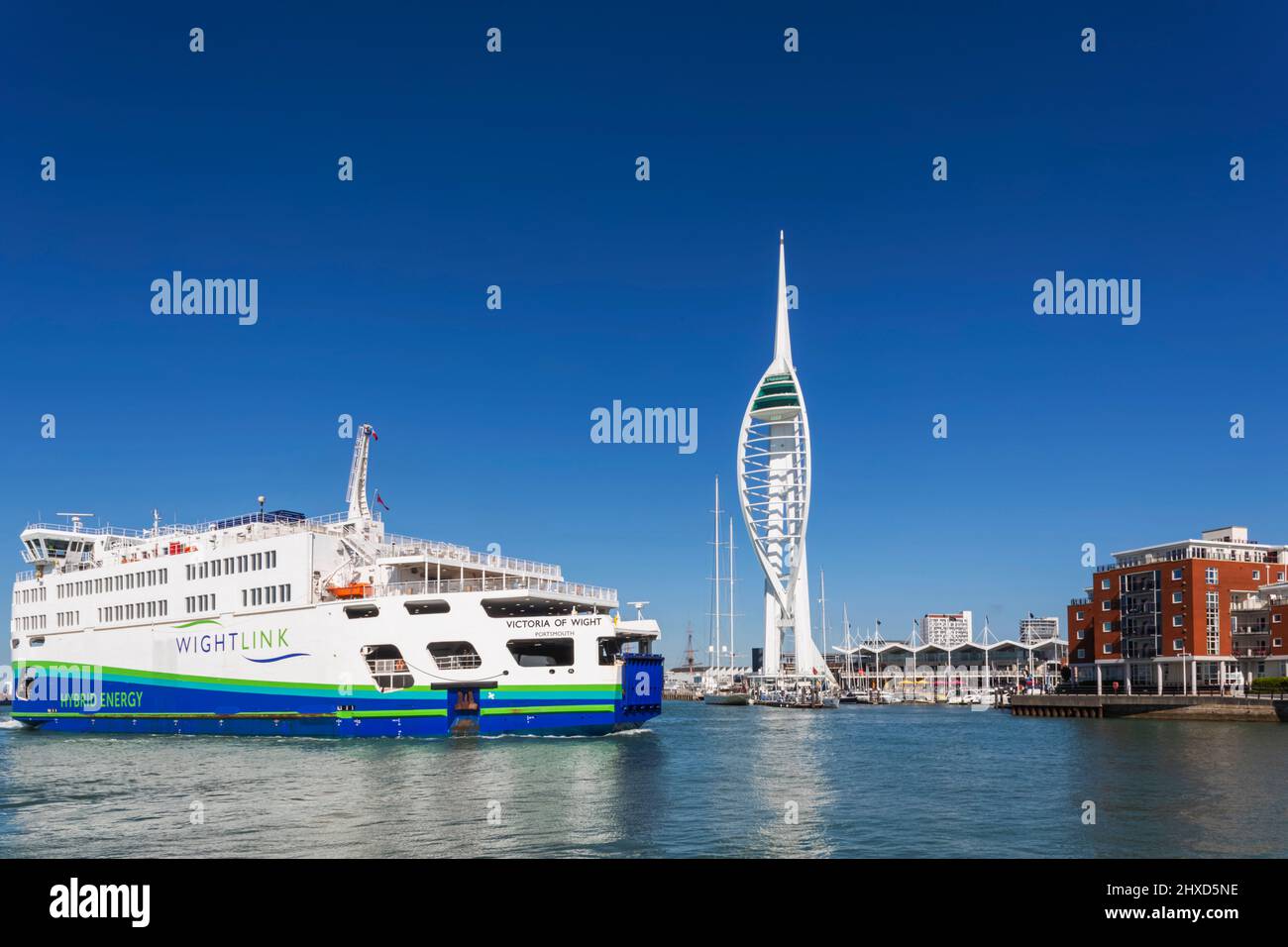 England, Hampshire, Portsmouth, Tagesansicht des Spinnaker Tower und Wightlink Portsmouth zur Isle of Wight Ferry Victoria of Wight Stockfoto