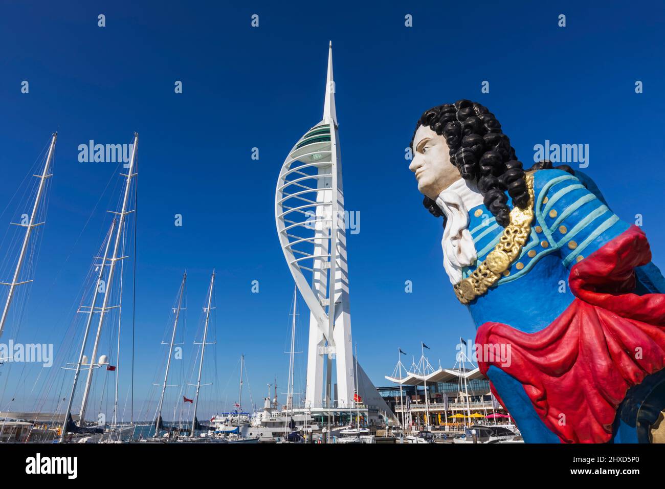 England, Hampshire, Portsmouth, Tagesansicht der Schiffsfigur und des Spinnaker Tower und der Gunwharf Quays Stockfoto