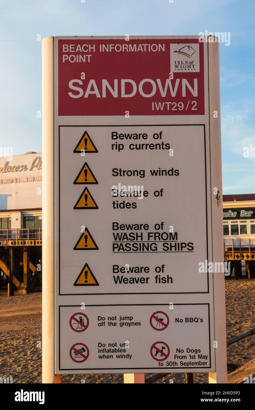 England, Isle of Wight, Sandown, Sandown Beach, Strand Informationspunkt Schild Warnung vor möglichen Gefahren Stockfoto