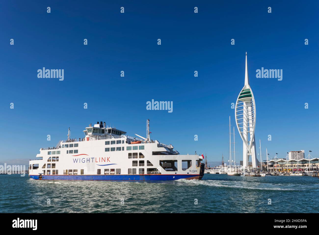 England, Hampshire, Portsmouth, Tagesansicht des Spinnaker Tower und Wightlink Portsmouth zur Isle of Wight Ferry St.Clare Stockfoto