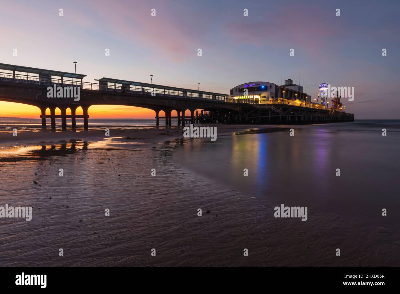 England, Dorset, Bournemouth, Bournmouth Beach und Pier at Dawn Stockfoto