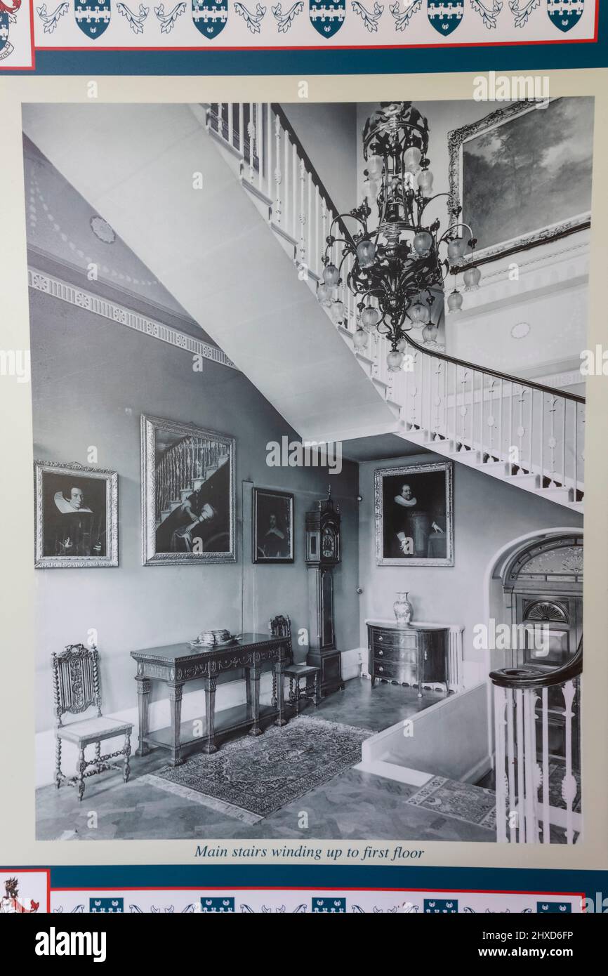 England, Dorset, East Lulworth, Lulworth Castle, Innenansicht, Historisches Foto mit der Hauptreppe vor dem Brand am 29. August 1929 Stockfoto