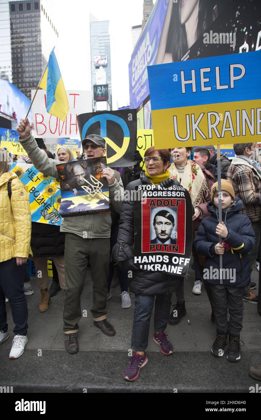 „Stand with Ukraine“-Demonstration auf dem Times Square in New York City. Ukrainer und andere Amerikaner verurteilen Putin und den russischen Angriff auf die Ukraine. Stockfoto