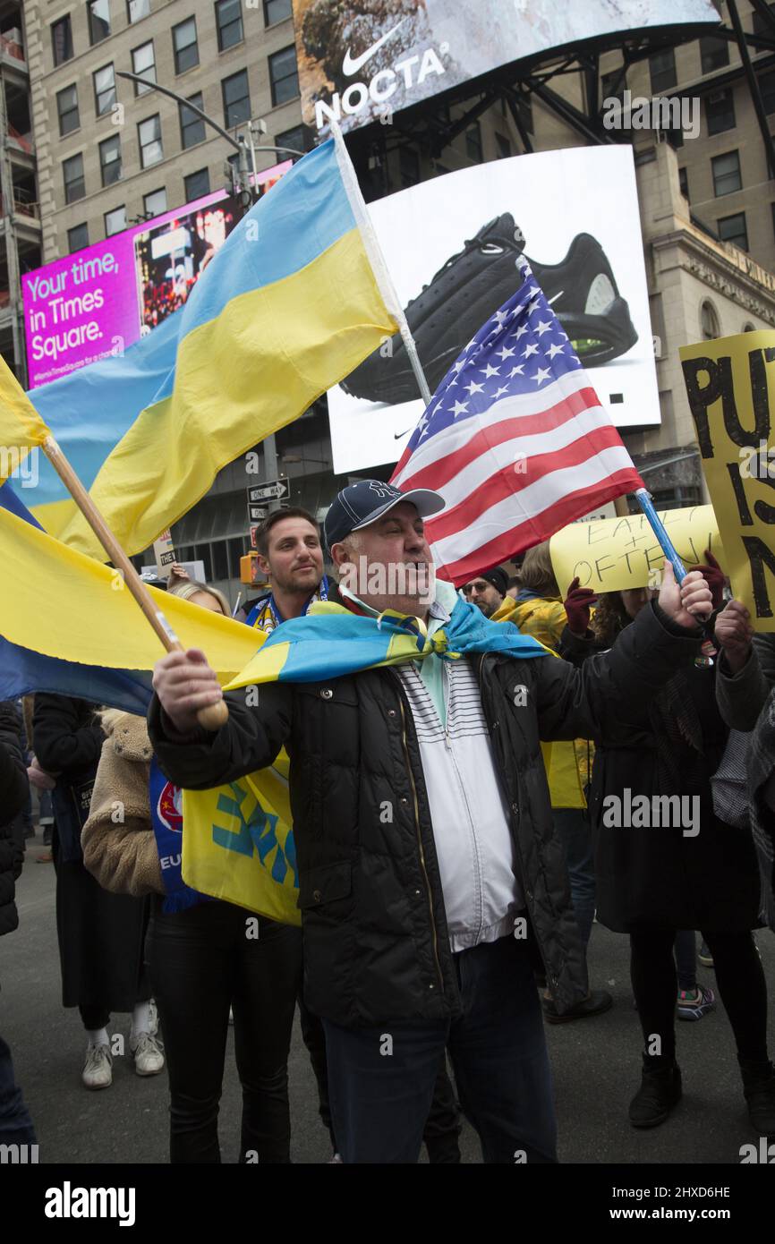 „Stand with Ukraine“-Demonstration auf dem Times Square in New York City. Ukrainer und andere Amerikaner verurteilen Putin und den russischen Angriff auf die Ukraine. Stockfoto