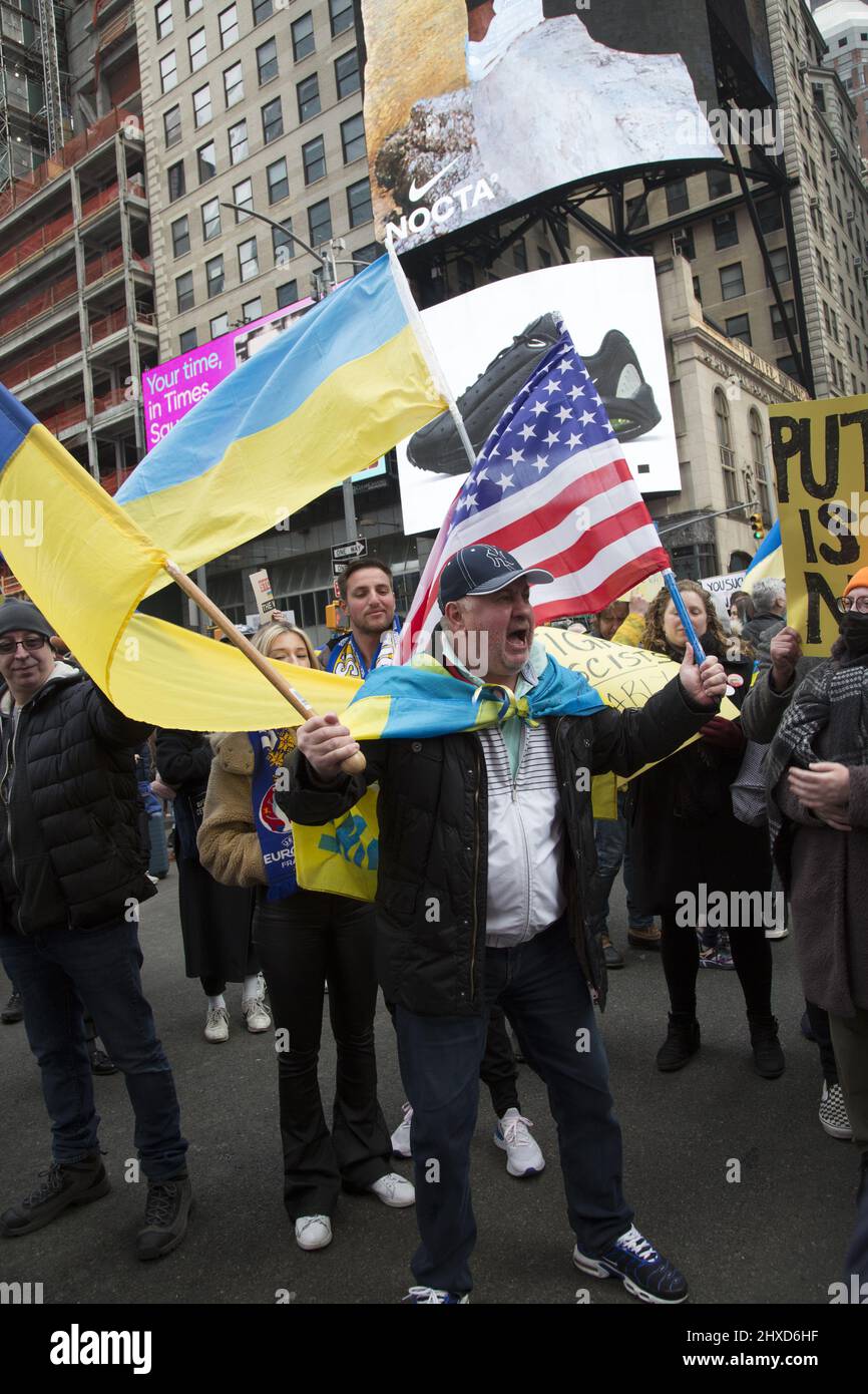 „Stand with Ukraine“-Demonstration auf dem Times Square in New York City. Ukrainer und andere Amerikaner verurteilen Putin und den russischen Angriff auf die Ukraine. Stockfoto