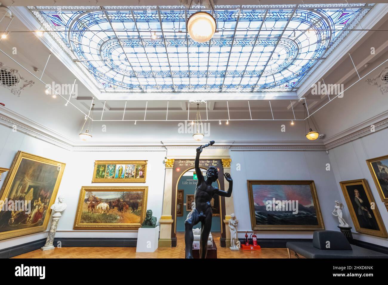 England, Dorset, Bournemouth, Russell-Cotes Museum, Bronzeskulptur mit dem Titel „The Dancing Faun“ von der Company of Foundie De Tusey und Dachfenster Stockfoto