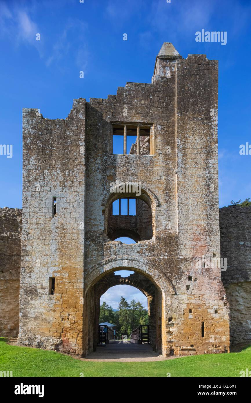 England, Dorset, Sherborne, die Ruinen von Sherborne Old Castle ein mittelalterlicher Palast aus dem 12The. Jahrhundert, der Haupteingang Stockfoto