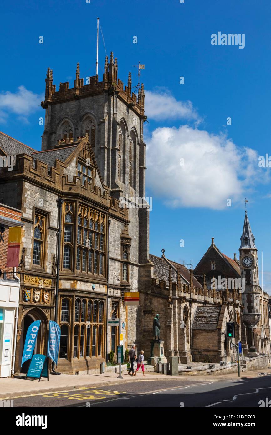 England, Dorset, Dorchester, die High Street mit dem County Museum und der St. Peter's Church Stockfoto
