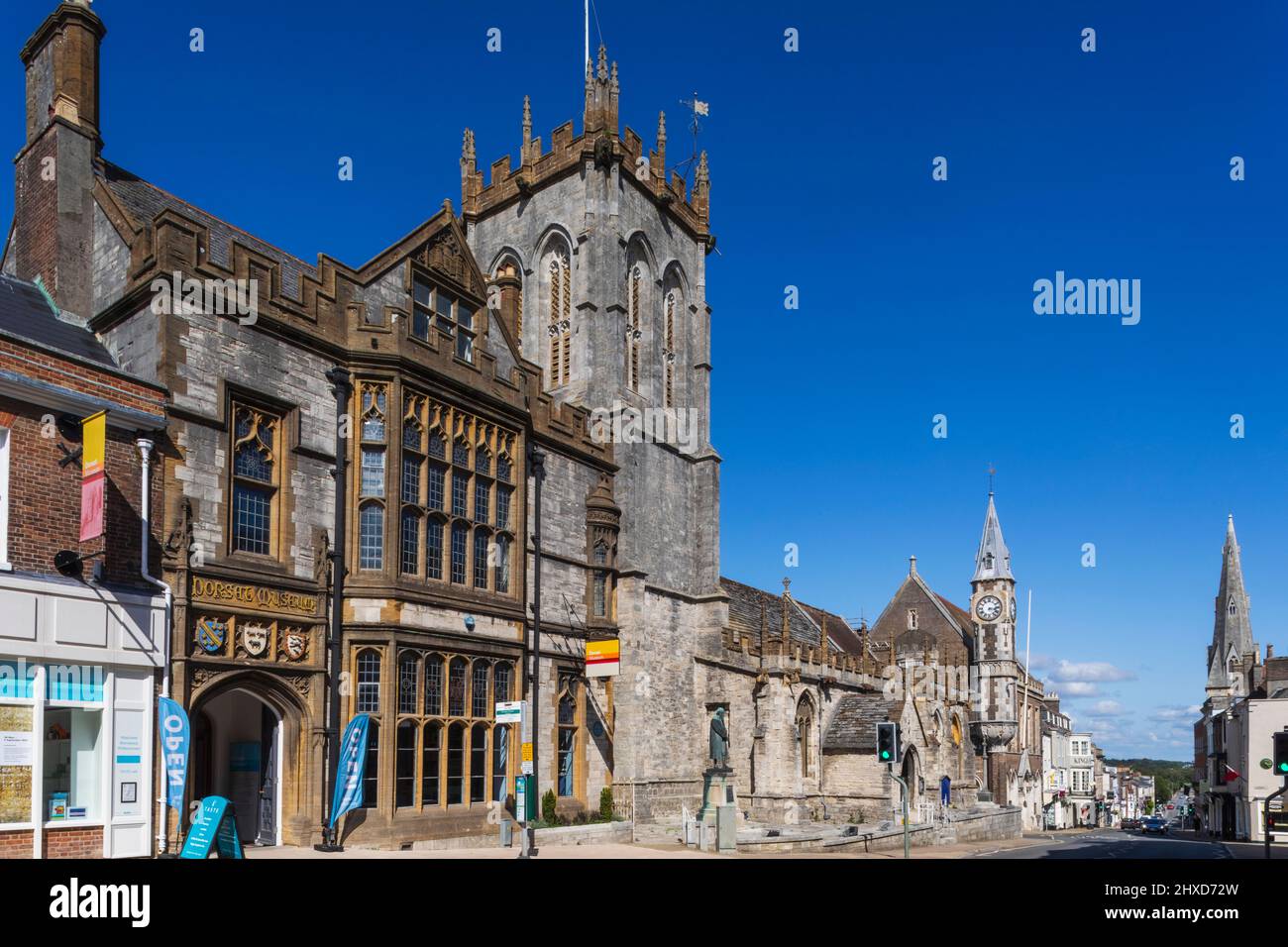England, Dorset, Dorchester, die High Street mit dem County Museum und der St. Peter's Church Stockfoto