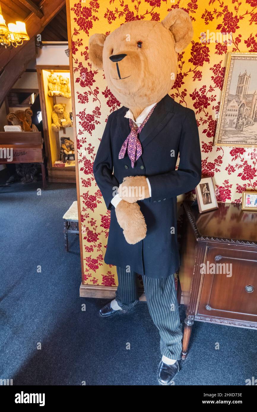 England, Dorset, Dorchester, The Teddy Bear Museum, Ausstellung des lebensgroßen Teddybären in formeller Kleidung Stockfoto