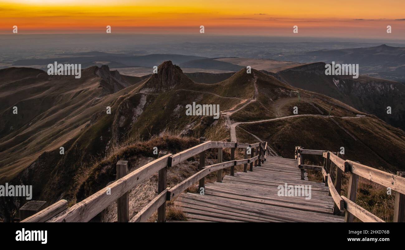 Der Gipfel des puy de sancy in der Treppe während der Wanderung in der auvergne france, bei Sonnenuntergang Stockfoto