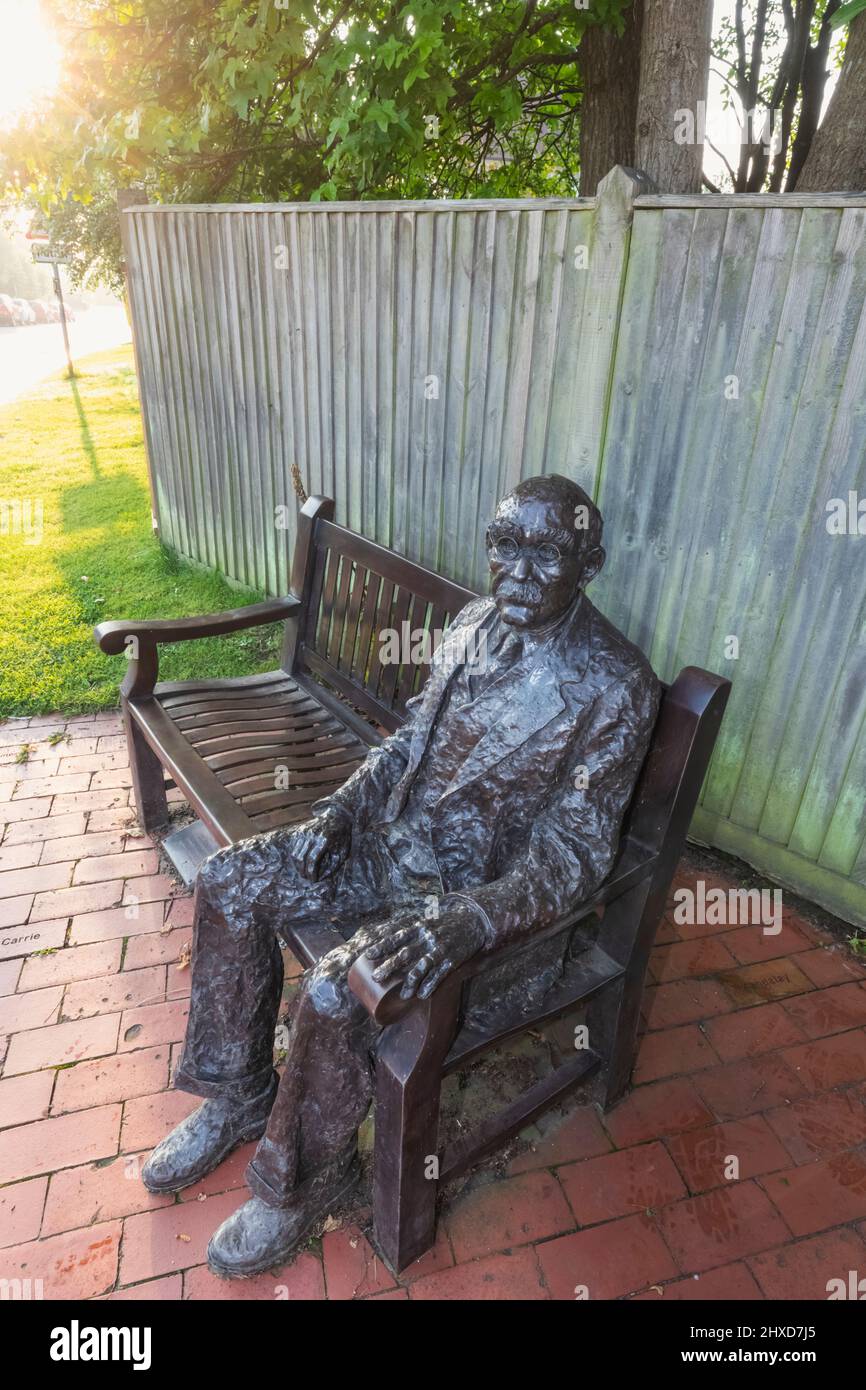 England, East Sussex, Burwash, Bronzestatue des berühmten englischen Schriftstellers Rudyard Kipling von Victoria Atkinson Stockfoto