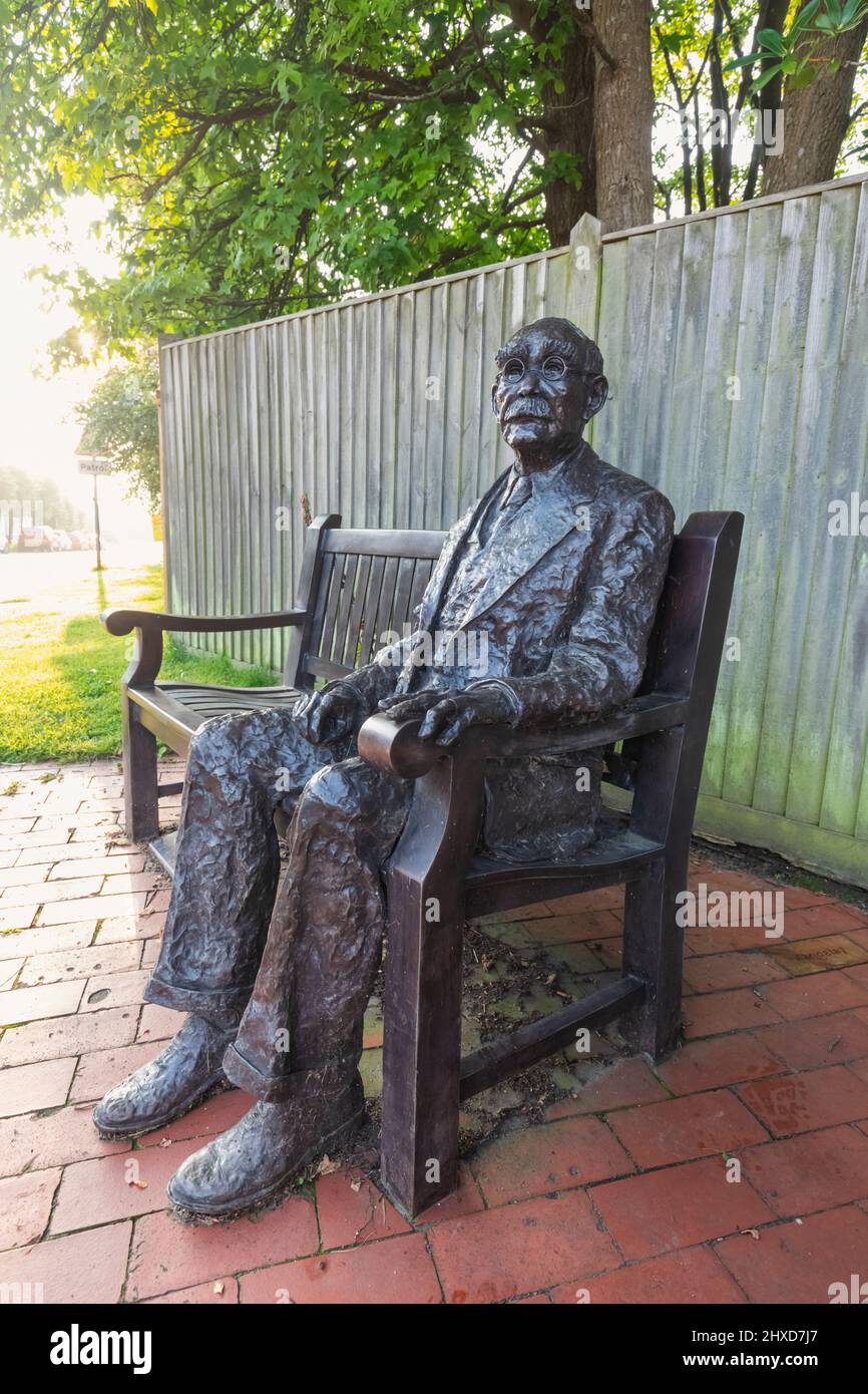 England, East Sussex, Burwash, Bronzestatue des berühmten englischen Schriftstellers Rudyard Kipling von Victoria Atkinson Stockfoto