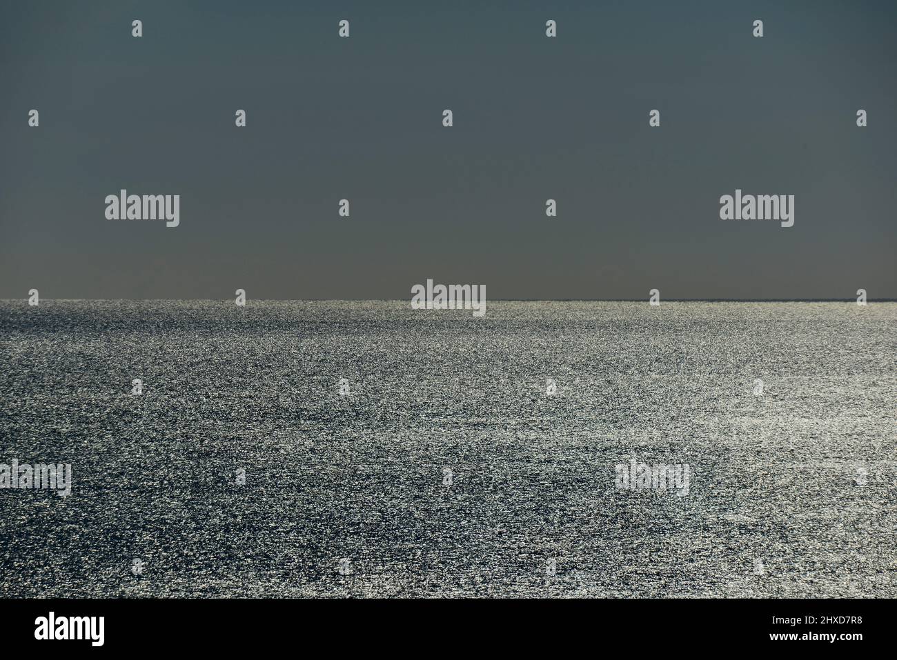 Schimmernder Atlantik und grauer Himmel, Luz, Algarve, Portugal Stockfoto